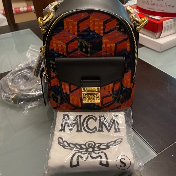 MCM 2 way sling bag/back pack - Picture 1 of 2